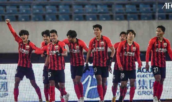 开云体育-从分庭抗礼到完败！申花四大皆空再成德比背景板