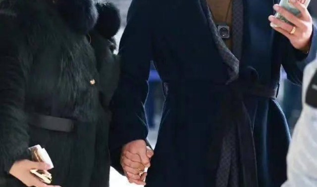 开云体育官网-张兰玩母子恋不挑食!新男友看起来比汪小菲小很多,她是真下得去手