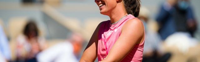 20岁生日“双喜临门” 斯瓦泰克法网卫冕首秀告捷