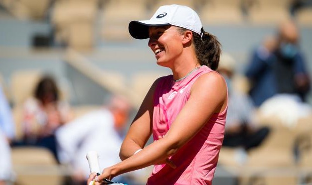 20岁生日“双喜临门” 斯瓦泰克法网卫冕首秀告捷